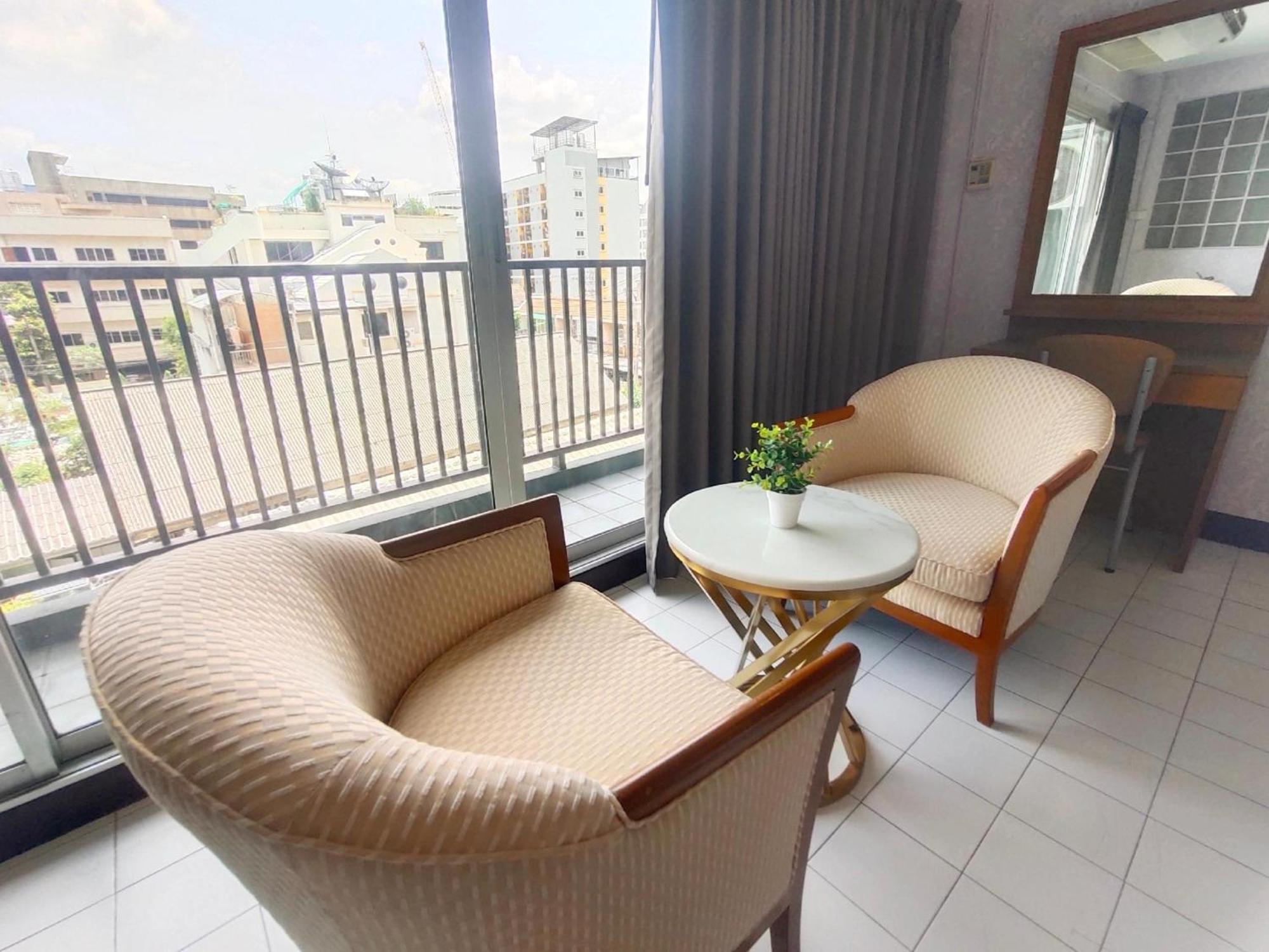 Oyo 75446 Travis Inthamara 49 Hotel Bangkok Eksteriør billede