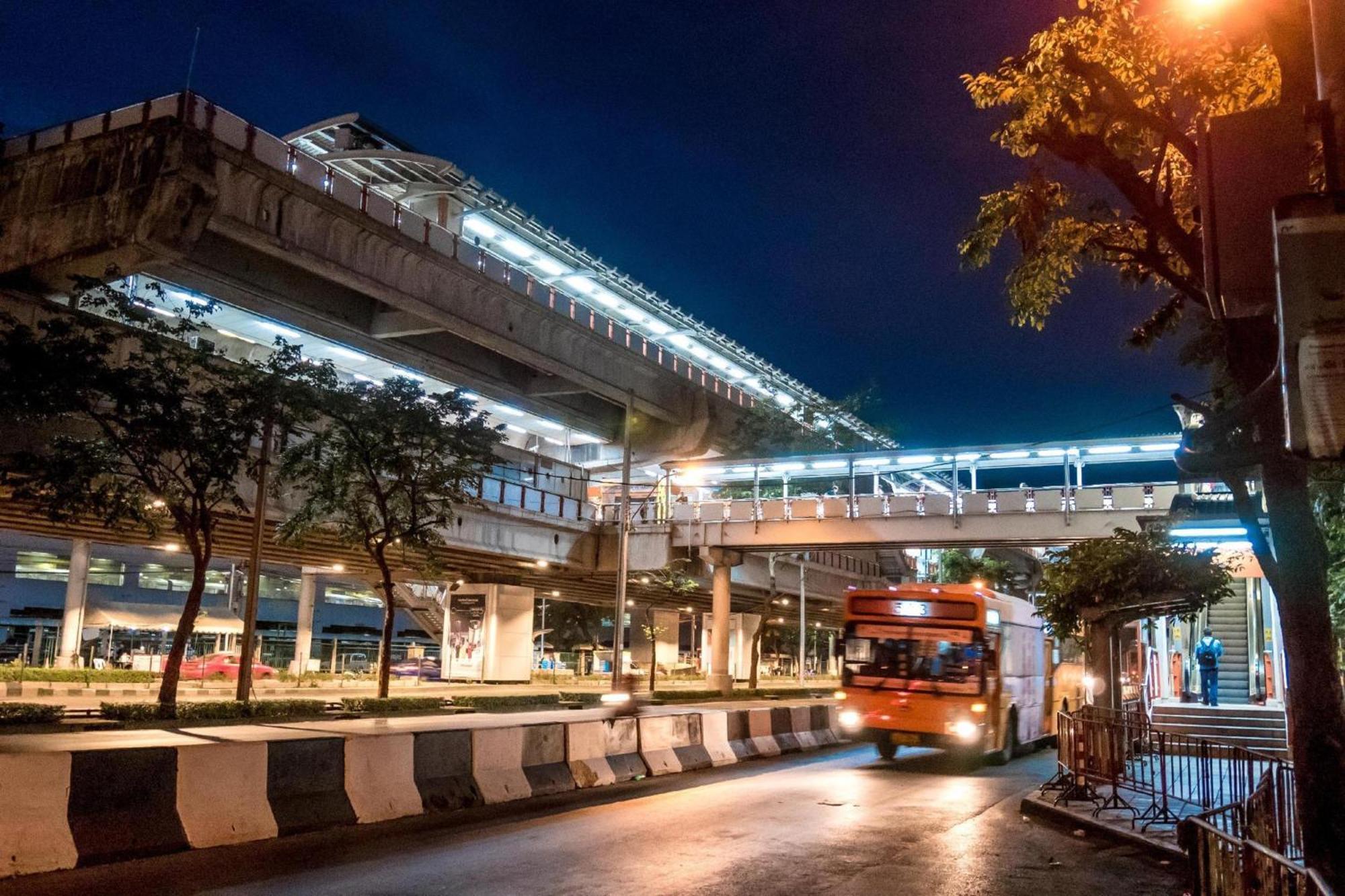 Oyo 75446 Travis Inthamara 49 Hotel Bangkok Eksteriør billede