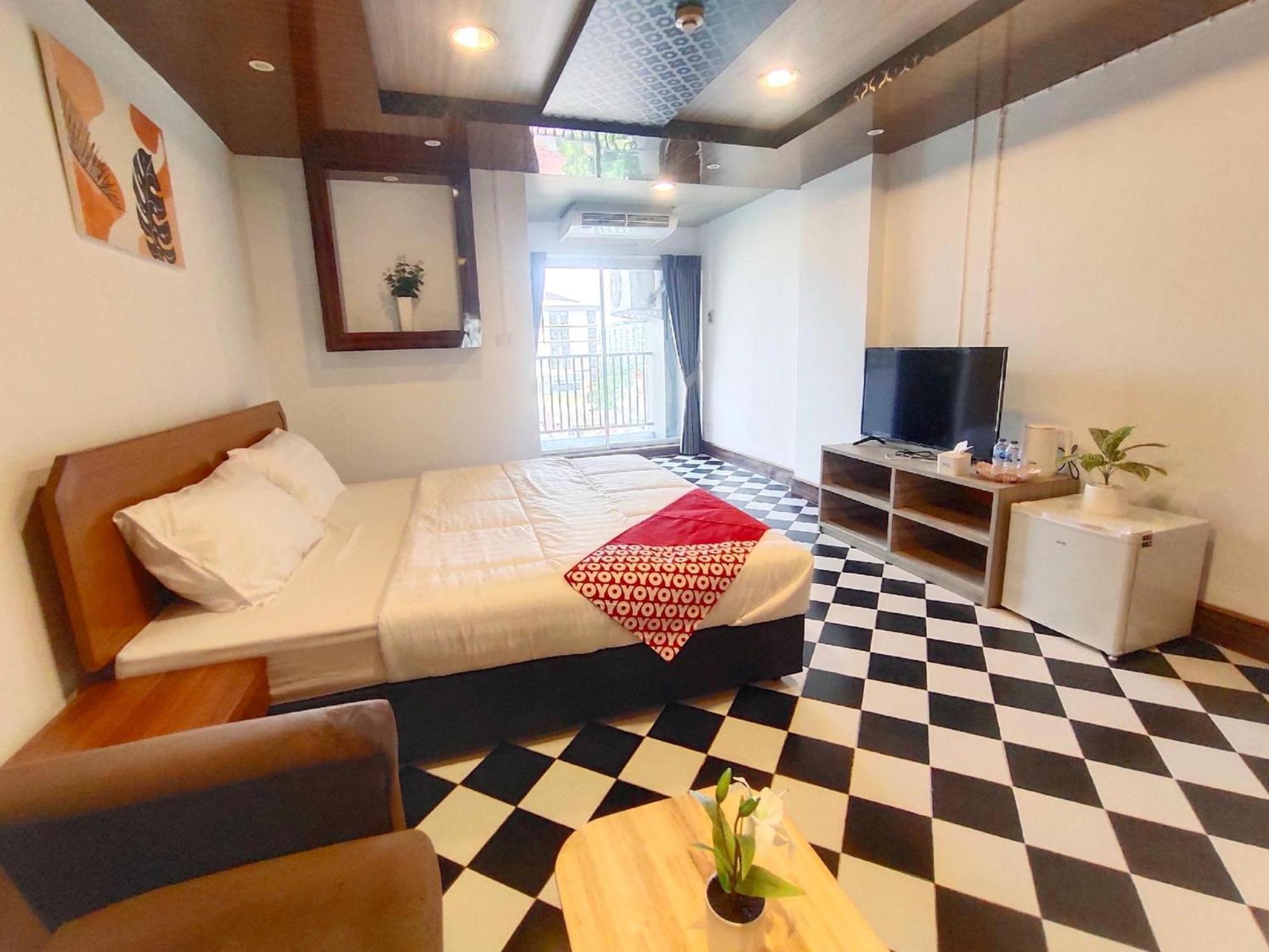 Oyo 75446 Travis Inthamara 49 Hotel Bangkok Eksteriør billede